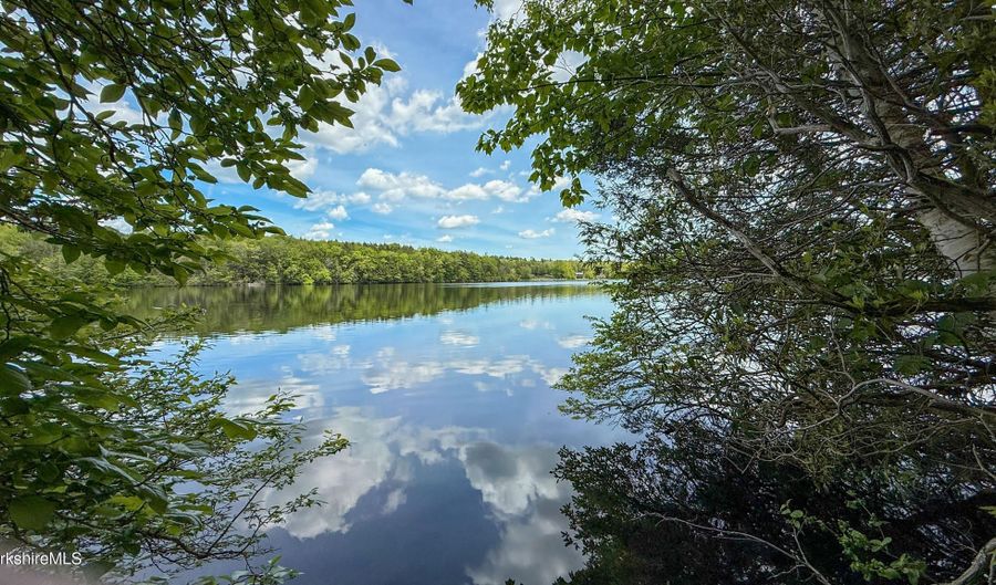 18 Osceola Dr, Becket, MA 01223 - 1 Beds, 1 Bath