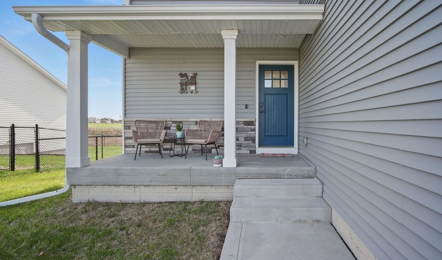 1835 8th Ave SE, Altoona, IA 50009 - 4 Beds, 3 Bath