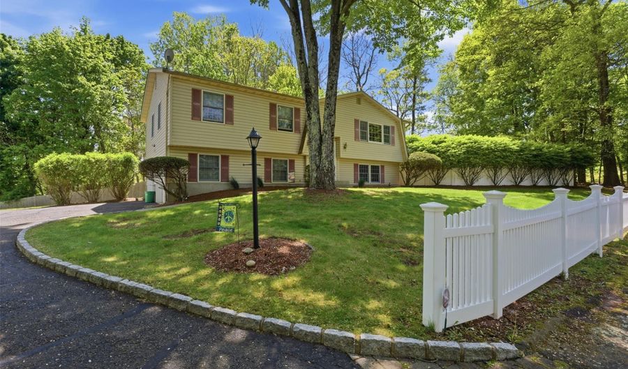 10 Sabin Dr, Airmont, NY 10901 - 4 Beds, 3 Bath