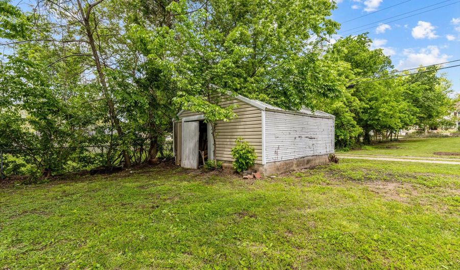 301 W Pleasant St, Aurora, MO 65605 - 3 Beds, 2 Bath