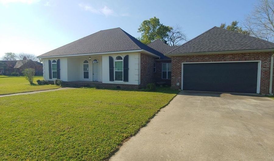422 E Magnolia St, Abbeville, LA 70510 - 3 Beds, 2 Bath