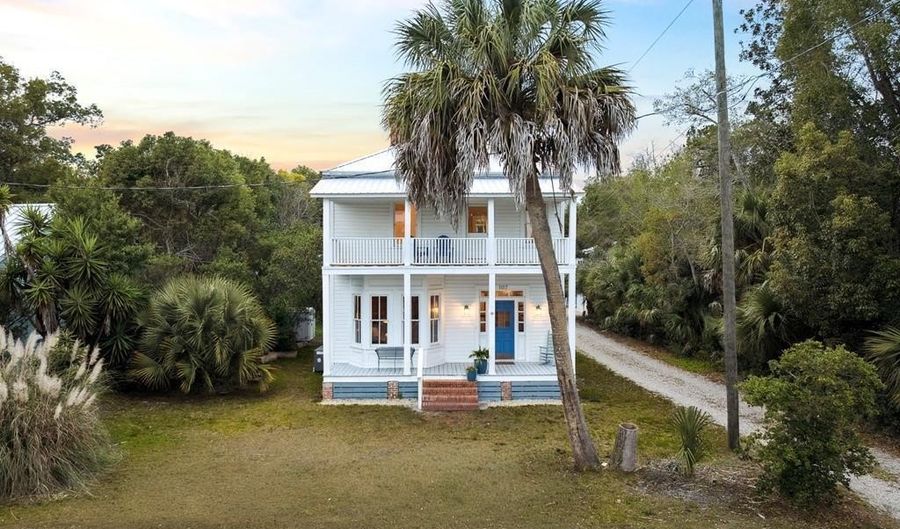 107 Ave B, Apalachicola, FL 32320 - 4 Beds, 3 Bath