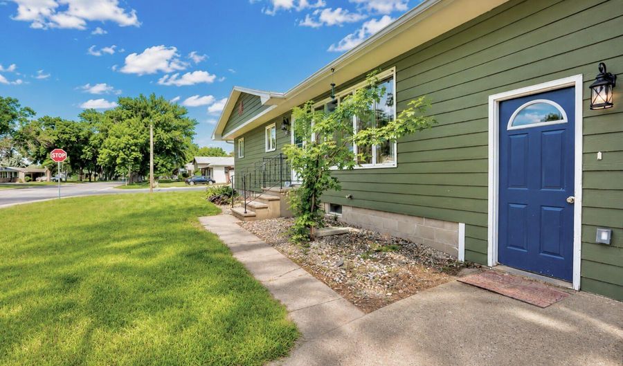 816 12th Ave, Aberdeen, SD 57401 - 5 Beds, 3 Bath