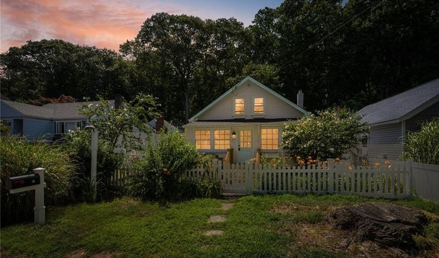 69 Overlook Dr, Warwick, RI 02818 - 2 Beds, 1 Bath