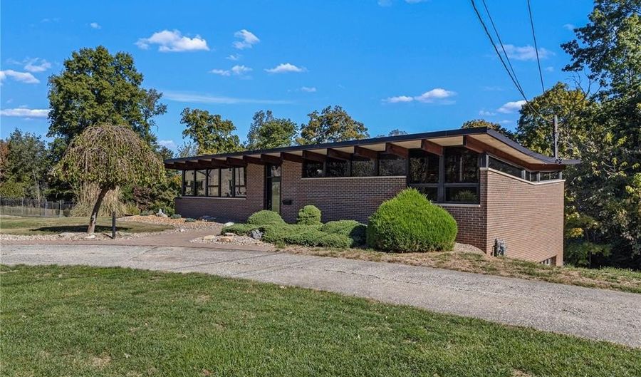 25 Logan Rd, Alton, IL 62002 - 5 Beds, 4 Bath