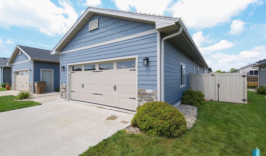 2714 E Sunburst Dr, Brandon, SD 57005 - 4 Beds, 3 Bath