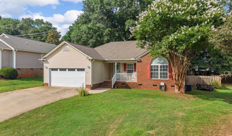 635 Shadow Dance Ln, Boiling Springs, SC 29316 - 3 Beds, 2 Bath