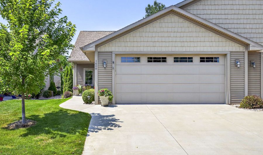 1608 STANTON Cir, Appleton, WI 54915 - 2 Beds, 2 Bath