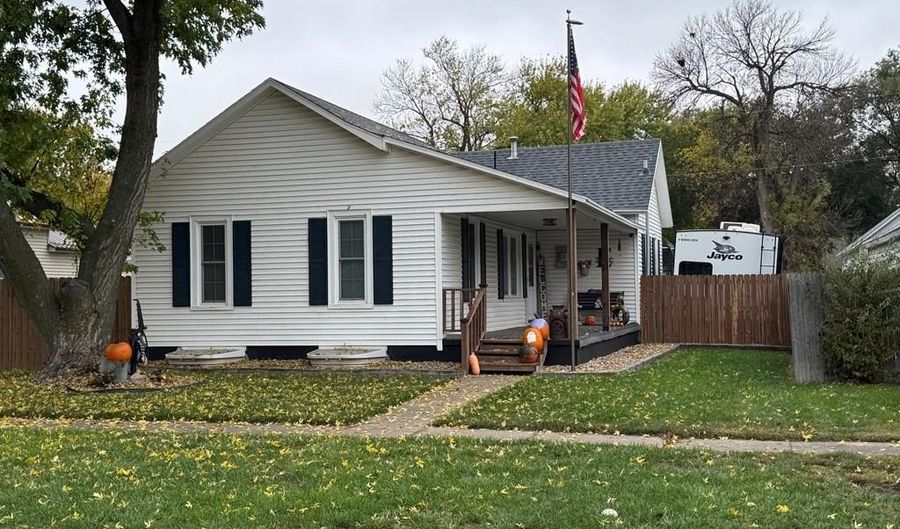 807 6th St, Aurora, NE 68818 - 4 Beds, 1 Bath