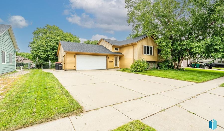 316 W Evergreen Dr, Brandon, SD 57005 - 3 Beds, 2 Bath