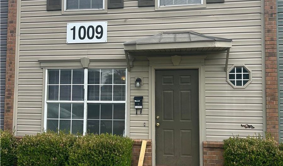 1009 SE J St, Bentonville, AR 72712 - 2 Beds, 2 Bath
