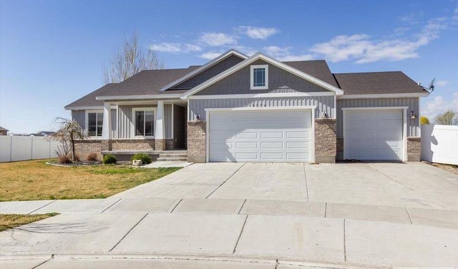 5776 Cedarwood Ln, Ammon, ID 83406 - 6 Beds, 3 Bath