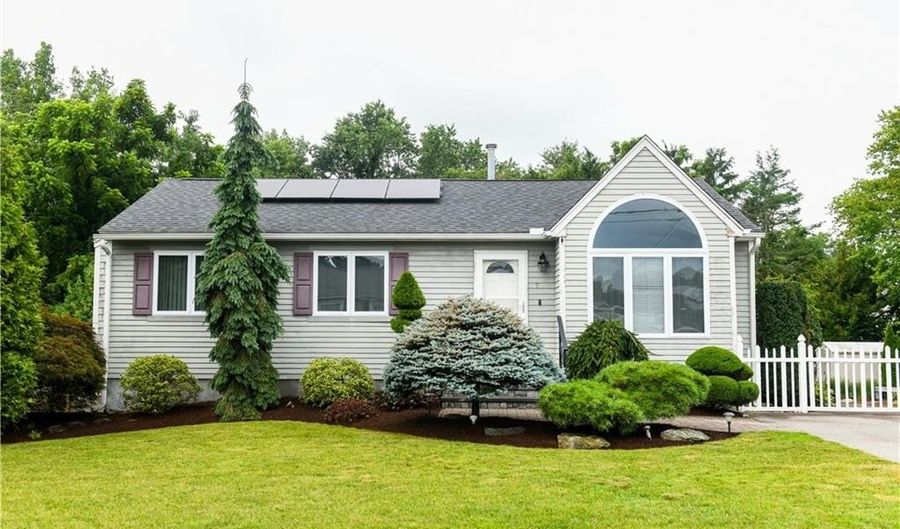 9 Mallory Ct, Cranston, RI 02910 - 3 Beds, 1 Bath