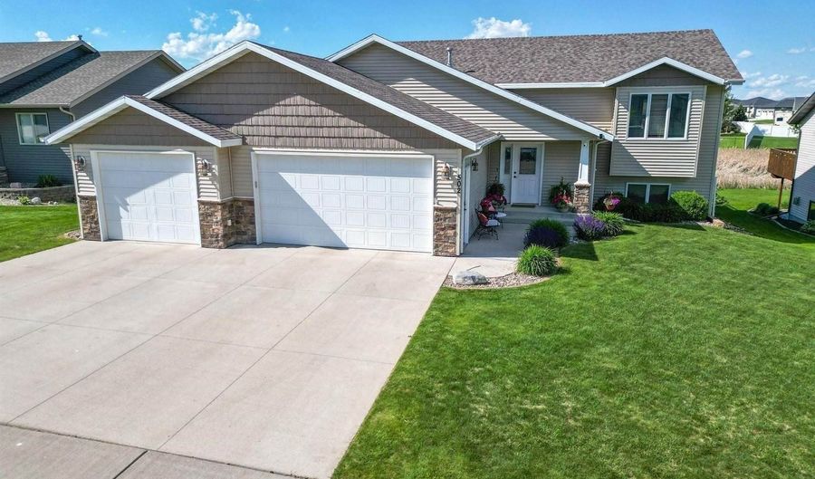502 Granite Dr, Bismarck, ND 58503 - 4 Beds, 3 Bath
