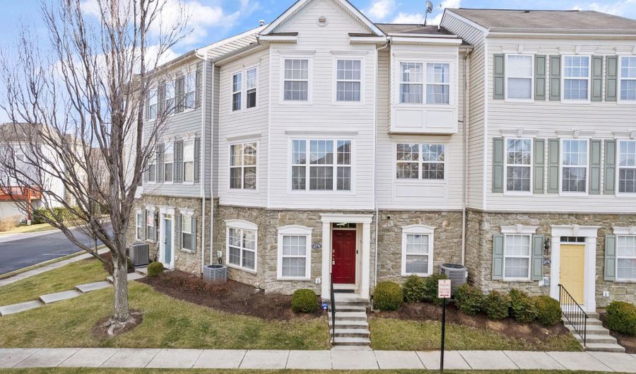 21776 DRAGONS GREEN Sq, Ashburn, VA 20147 - 3 Beds, 3 Bath