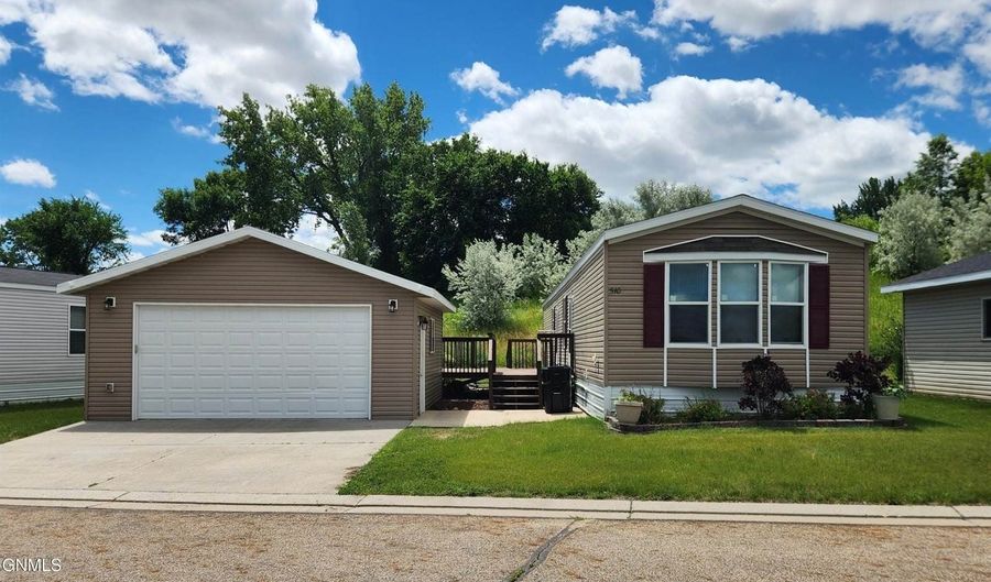 4005 19th St NE, Bismarck, ND 58503 - 3 Beds, 2 Bath
