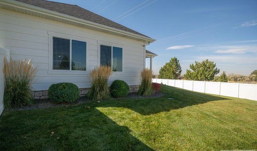 6353 E Tower Castle Loop, Ammon, ID 83406 - 5 Beds, 3 Bath