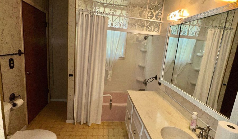 803 W 12th St, Anderson, IN 46016 - 3 Beds, 1 Bath