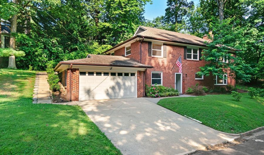 2420 N TAYLOR St, Arlington, VA 22207 - 4 Beds, 3 Bath