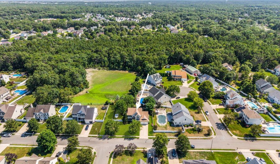 59 Brittany Dr, Bayville, NJ 08721 - 5 Beds, 4 Bath
