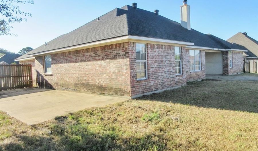 104 Pebble Beach Dr, Benton, LA 71006 - 4 Beds, 2 Bath