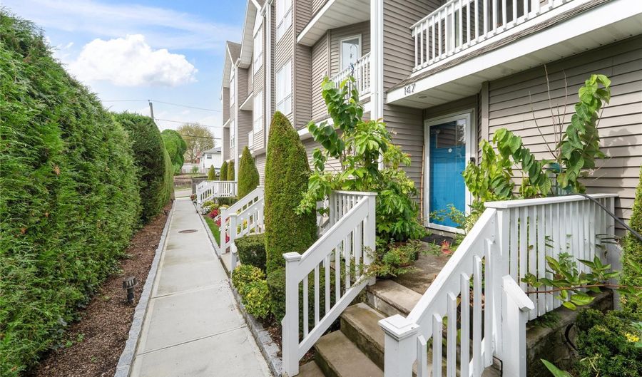 147 I U Willets Rd, Albertson, NY 11507 - 2 Beds, 3 Bath