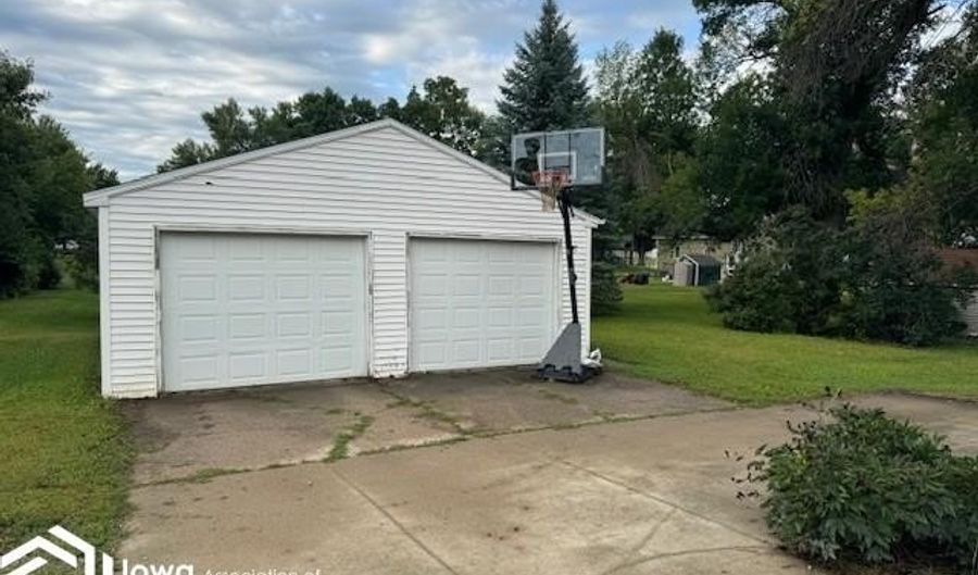 1024 E McGregor St, Algona, IA 50511 - 4 Beds, 3 Bath