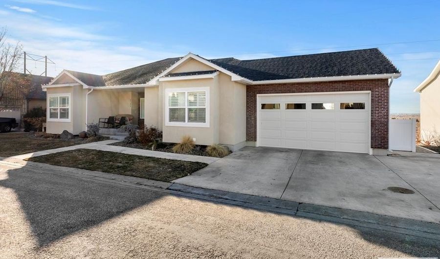 3184 S Chartwell Gdns, Ammon, ID 83406 - 5 Beds, 3 Bath