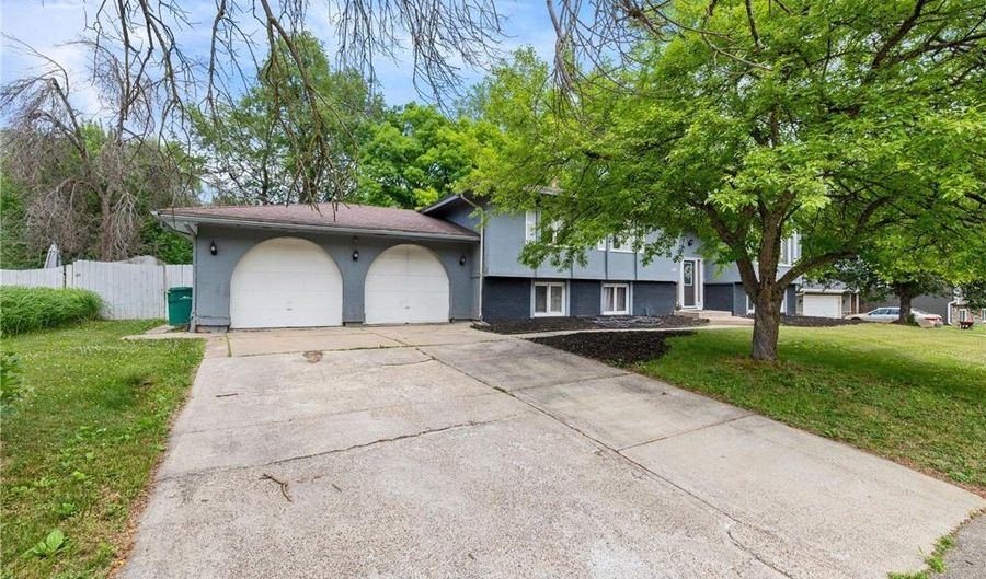 121 Chaparral Dr, Apple Valley, MN 55124 - 6 Beds, 3 Bath