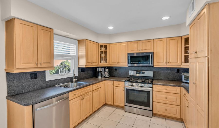 124 Sandpiper Dr, Belford, NJ 07718 - 3 Beds, 2 Bath
