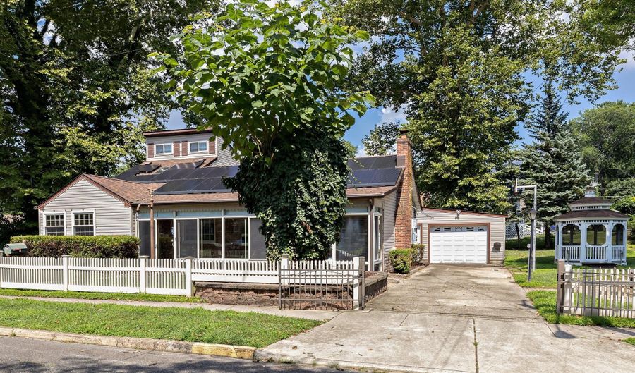 325 ALBANY Ave, Barrington, NJ 08007 - 2 Beds, 2 Bath