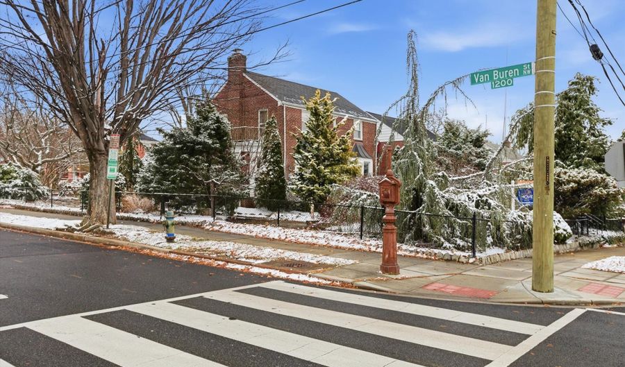 6525 13TH St NW, Washington, DC 20012 - 2 Beds, 3 Bath