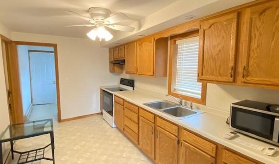 916 S Lawson St, Aberdeen, SD 57401 - 1 Beds, 1 Bath