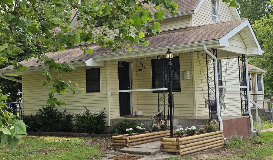 312 W Locust St, Aurora, MO 65605 - 3 Beds, 2 Bath