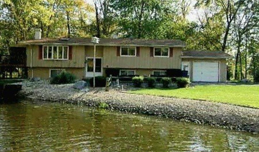 41511 N Country Club Dr, Antioch, IL 60002 - 3 Beds, 2 Bath