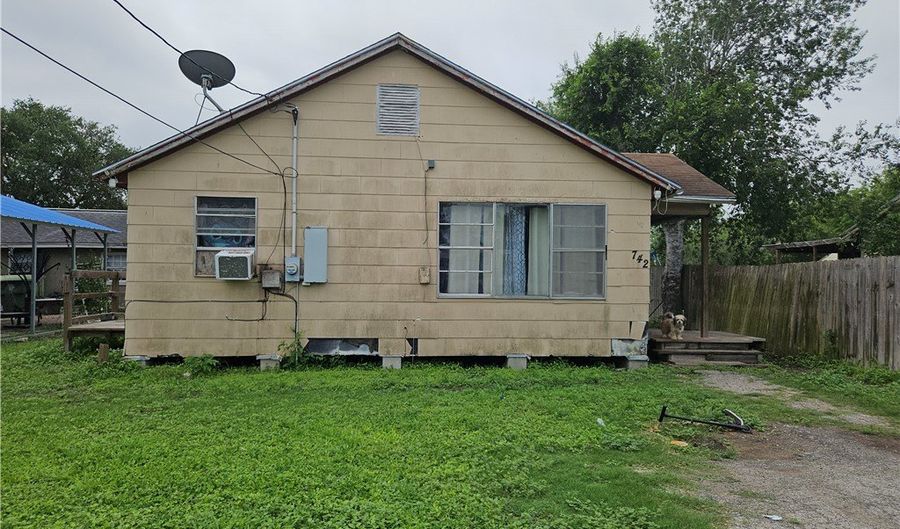 742 W 1st St, Alice, TX 78332 - 3 Beds, 2 Bath