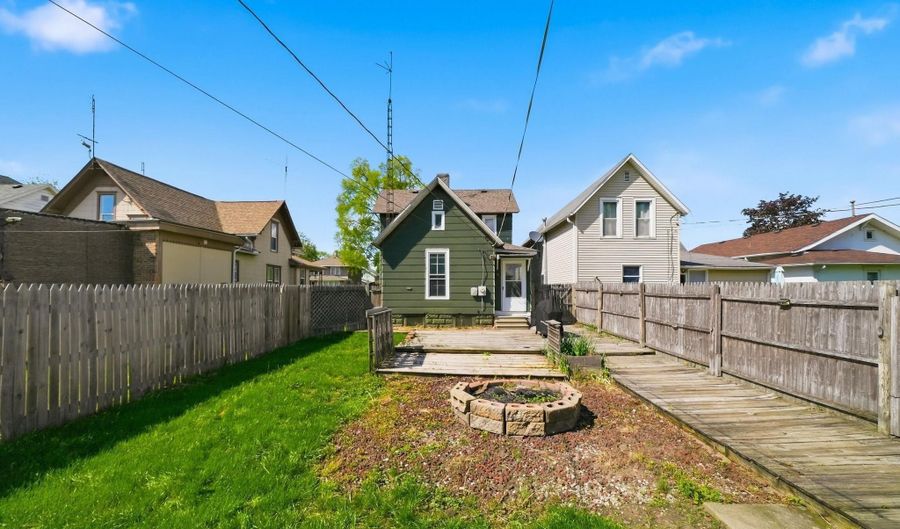 325 W 5th St, Auburn, IN 46706 - 3 Beds, 2 Bath