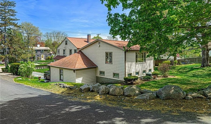 90 Putnam Pike, Johnston, RI 02919 - 4 Beds, 5 Bath