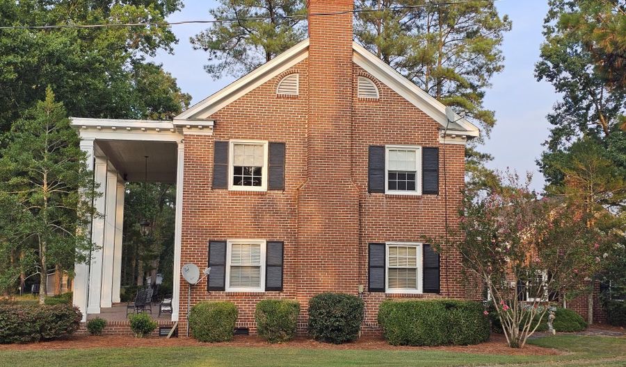 429 E Main St, Conway, NC 27820 - 3 Beds, 3 Bath