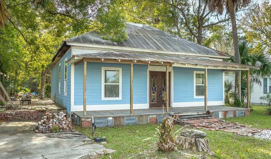 146 12th St, Apalachicola, FL 32320 - 3 Beds, 2 Bath