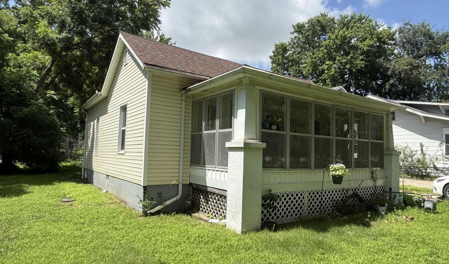 427 E 14th St, Baxter Springs, KS 66713 - 2 Beds, 1 Bath