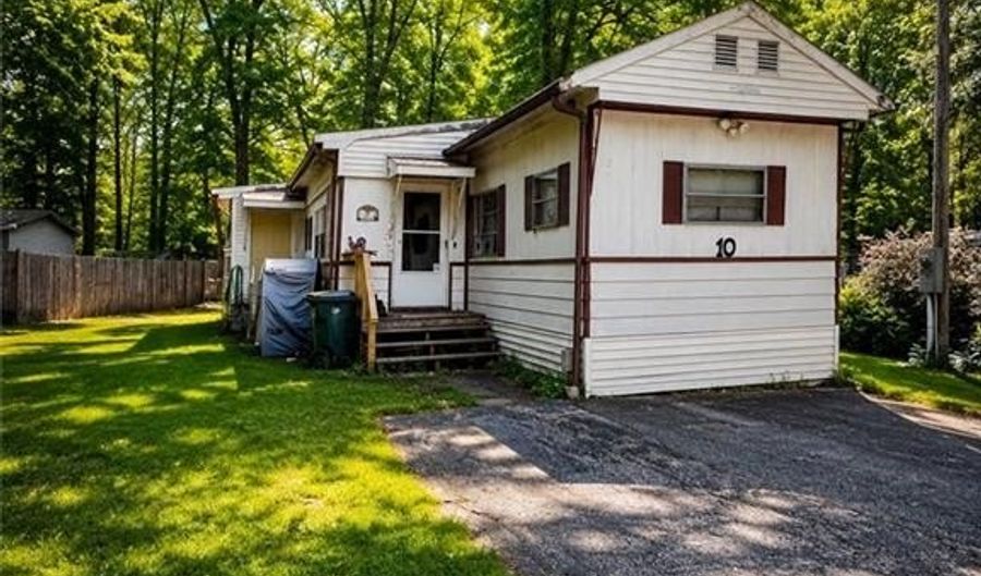 10 Woodridge Dr, Burrillville, RI 02839 - 3 Beds, 1 Bath