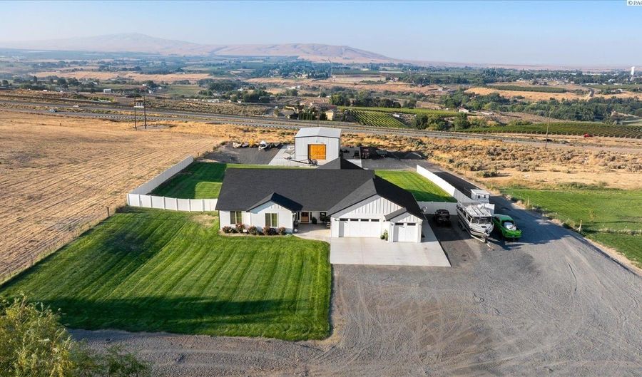 9414 W Yakitat Pl NW, Benton City, WA 99320 - 4 Beds, 4 Bath