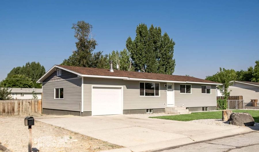 4863 Easy St, Chubbuck, ID 83202 - 5 Beds, 2 Bath
