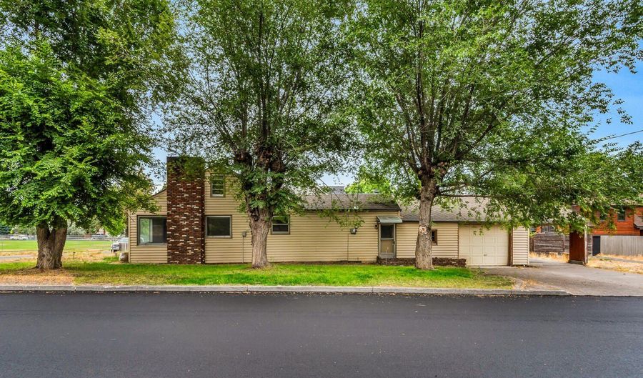1251 NW Jacksonville Ave, Bend, OR 97703 - 4 Beds, 1 Bath