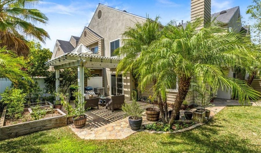 16 Pineoak, Aliso Viejo, CA 92656 - 2 Beds, 3 Bath