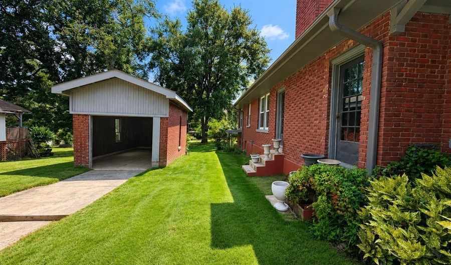 325 Cherry St, Arkadelphia, AR 71923 - 3 Beds, 2 Bath