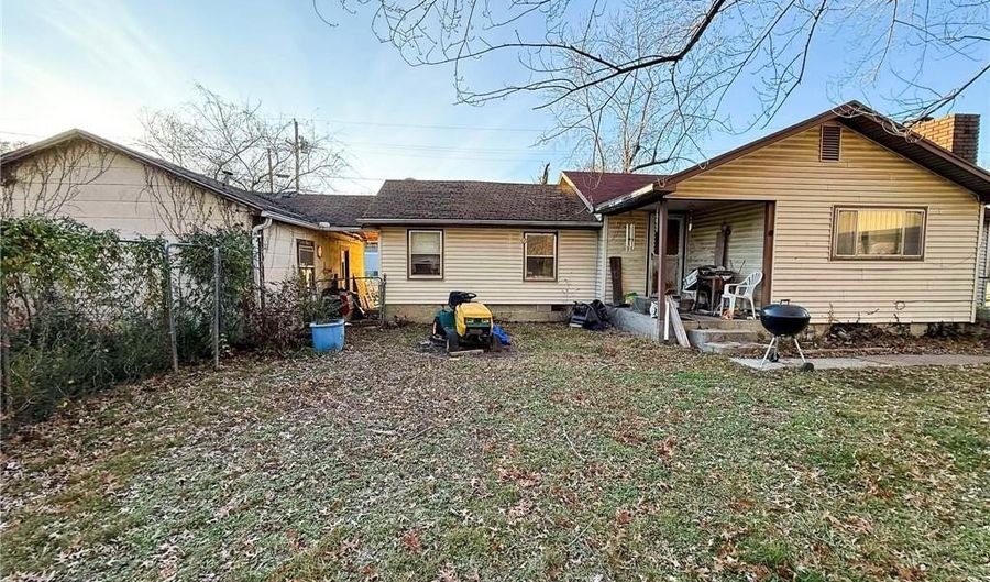 923 W 10th St, Baxter Springs, KS 66713 - 3 Beds, 1 Bath