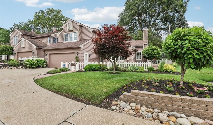 643 Isle View Dr, Akron, OH 44319 - 3 Beds, 5 Bath