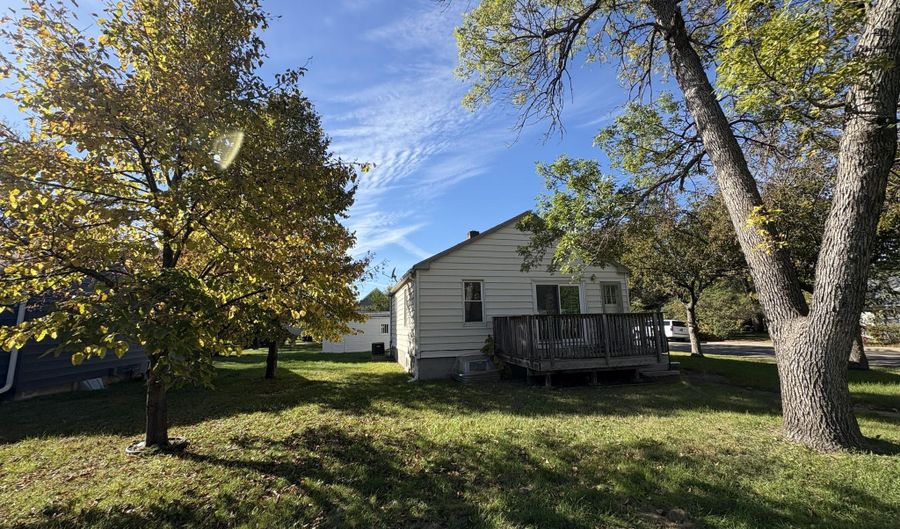 802 S Merton St, Aberdeen, SD 57401 - 4 Beds, 2 Bath